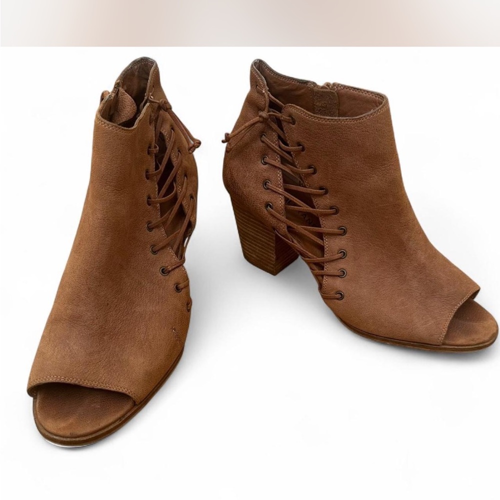 💚 Lucky Brand Hartlee Leather Peep Toe Ankle Boots w/ Lace Detailing (8.5M)